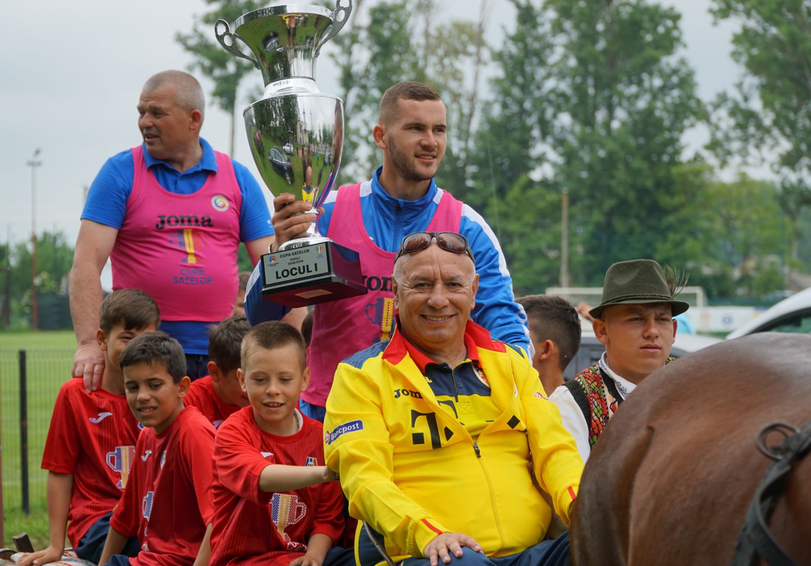Câștigătorii Cupei Satelor, plimbați cu căruța! Copiii din Ruginoasa au sărbătorit într-un mod inedit performanța alături de toată comuna / FOTO&VIDEO