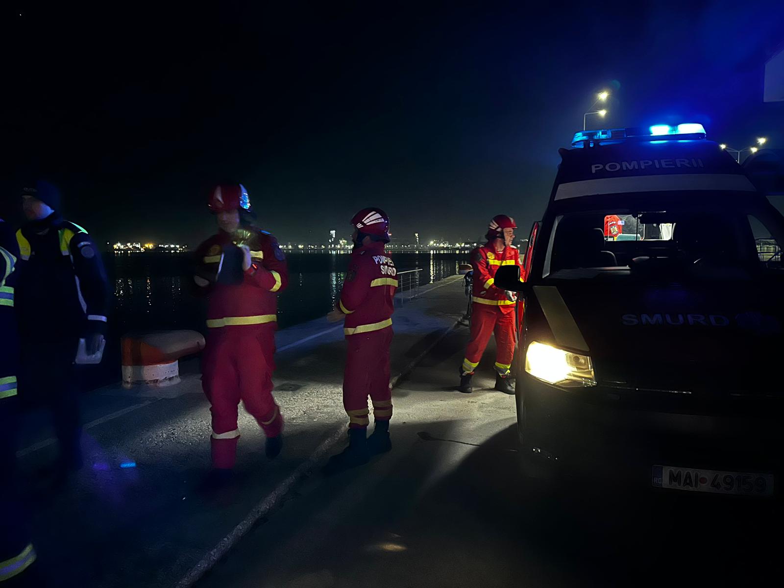 Un pescar prins între stabilopozii digului de la Cazinoul din Constanța a fost salvat de pompieri