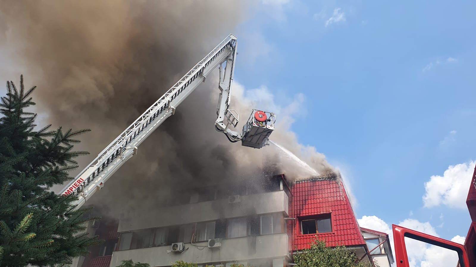 Incendiu la mansarda unui bloc din orașul Popeşti-Leordeni. „Deocamdată, nu avem informații despre pagube”