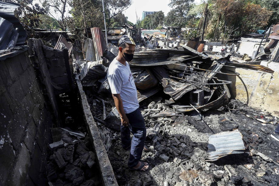 Incendiu de proporții filmat cu drona, în Filipine. Focul a distrus 80 de case și a ucis 8 persoane