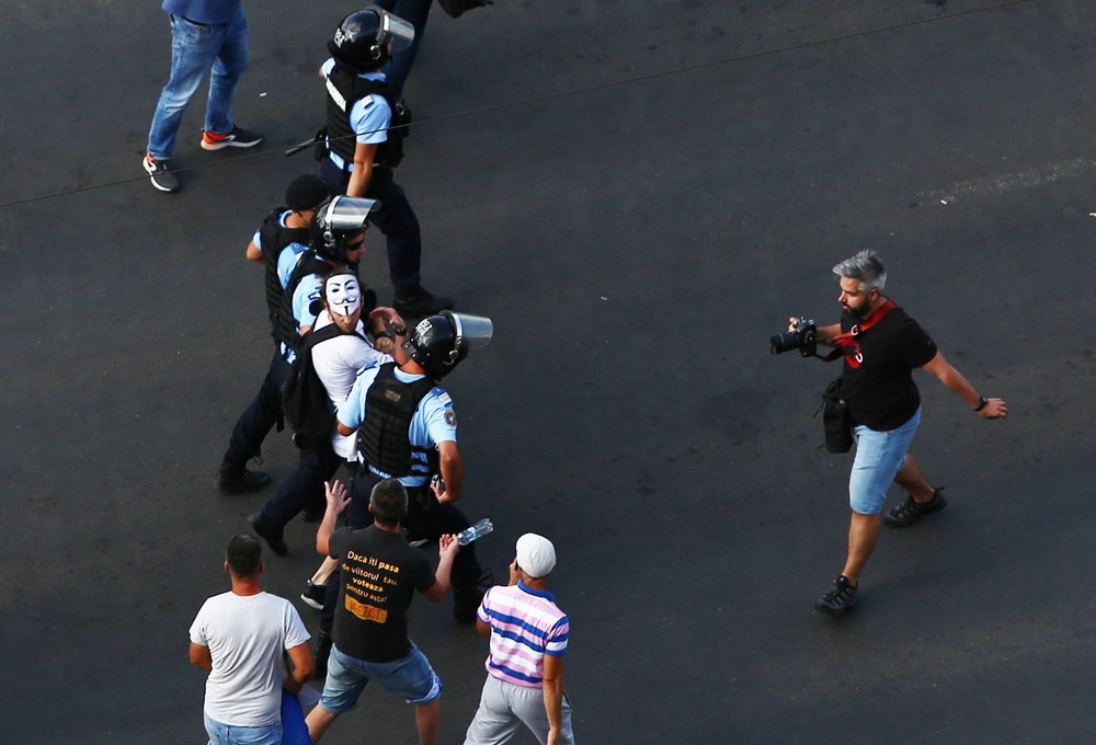 UPDATE. Război de stradă între jandarmi și huligani, în Piața Victoriei. 452 de persoane rănite / VIDEO&FOTO