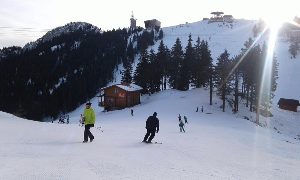 FOTO| Poliţiştii şi salvamontiştii, cu ochii pe turişti, pe pârtiile din Poiana Braşov. "Speedflying-ul“ şi snowmobilele sunt interzise