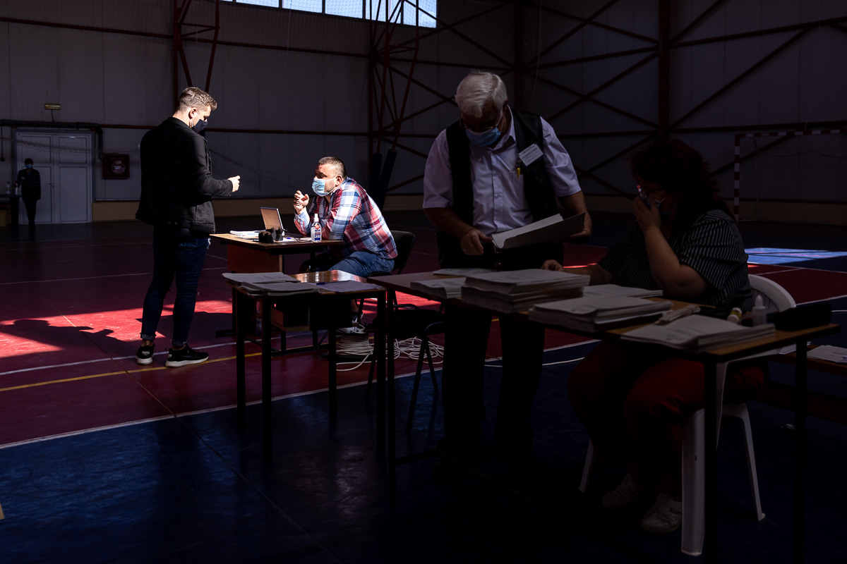 Cozi la alegeri în Ţăndărei, fost focar de Covid-19. Oamenii au votat pentru “şuşale”