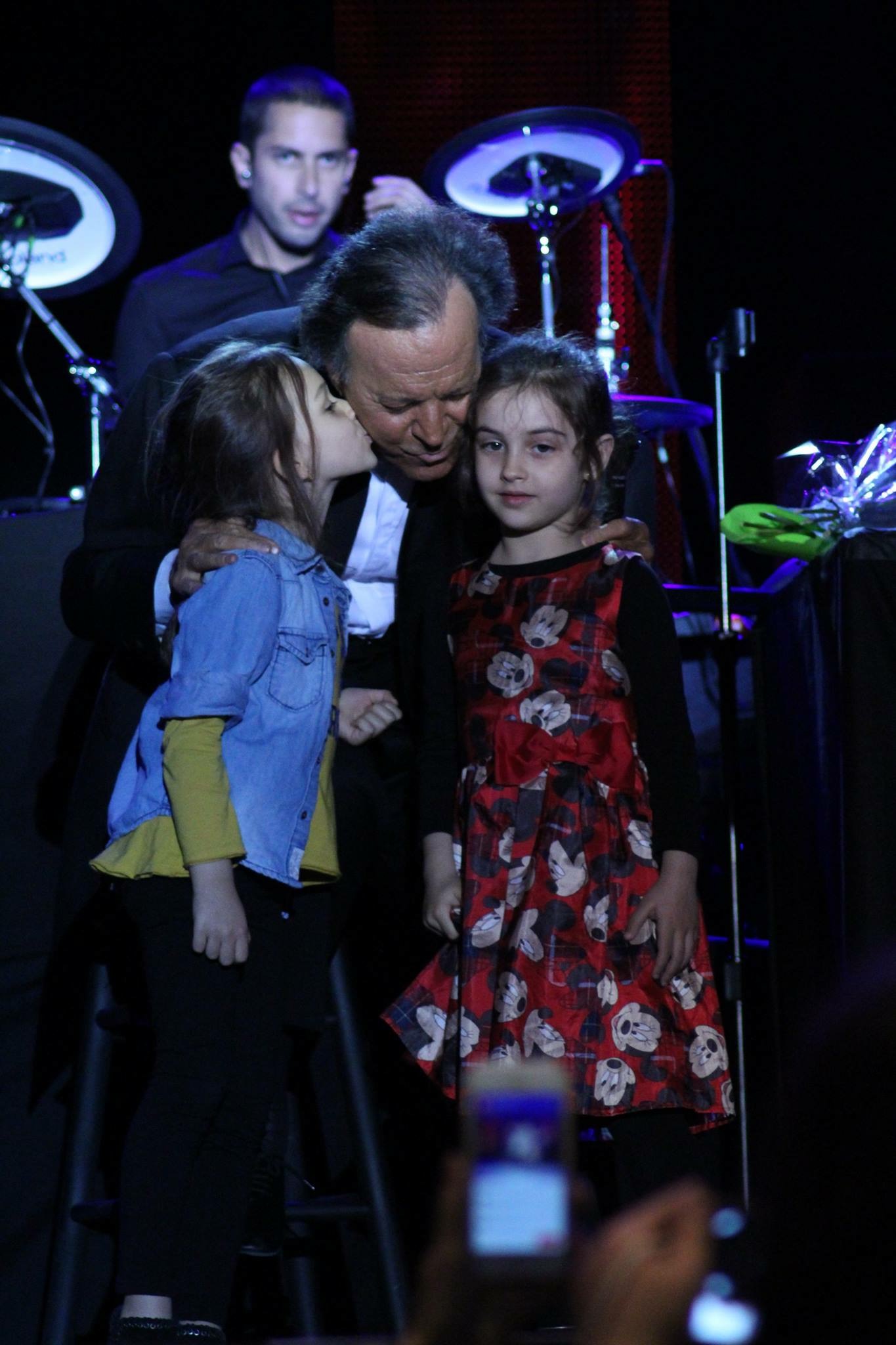 Julio Iglesias și fiul său au cântat la Iași | Fanii, dezamăgiți de organizare