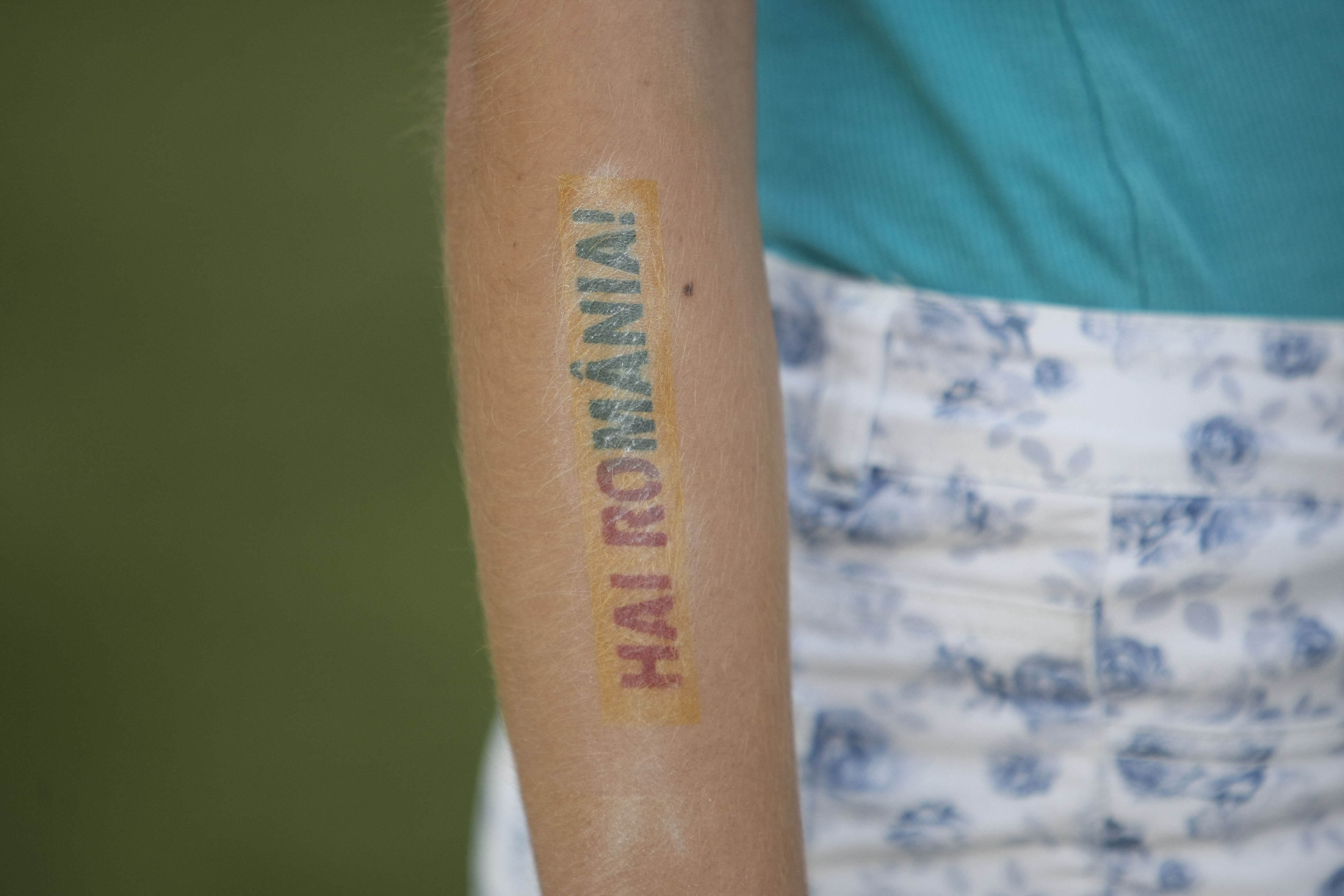 România - Muntenegru (duminică, ora 21.45). Clujul este în galben! Fanii tricolorilor dau năvală la stadion. Sunt și suporteri ai oaspeților / GALERIE FOTO