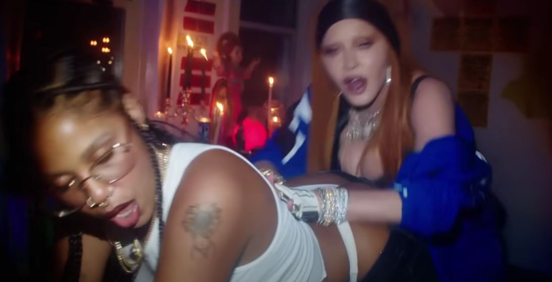 Madonna, sărut pasional cu o femeie lângă un altar. Videoclipul care a stârnit controverse