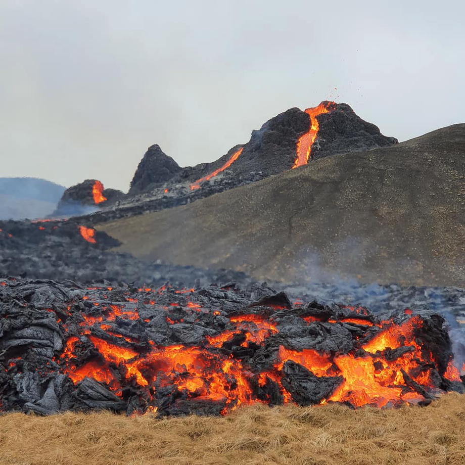 Vulcanul care a erupt în Islanda, principalul punct de atracție al insulei. Unii turiști chiar au fript cârnați deasupra pământului încins