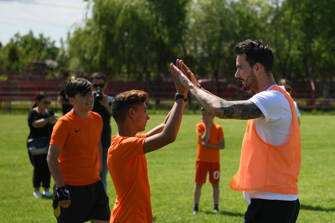 GALERIE FOTO / Roman Bürki, portar la Borussia Dortmund, a fost în România pentru a-i ajuta pe copiii români