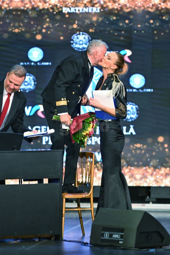 Ilie Năstase a urcat cu un scaun pe scenă la Gala Sportului. Gestul făcut înainte să îi înmâneze premiul Simonei Halep