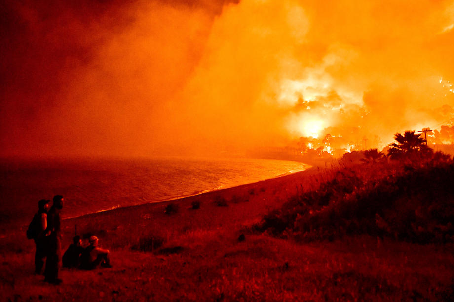 Incendii de vegetație în Grecia. Cel puţin şase sate şi două mănăstiri, evacuate