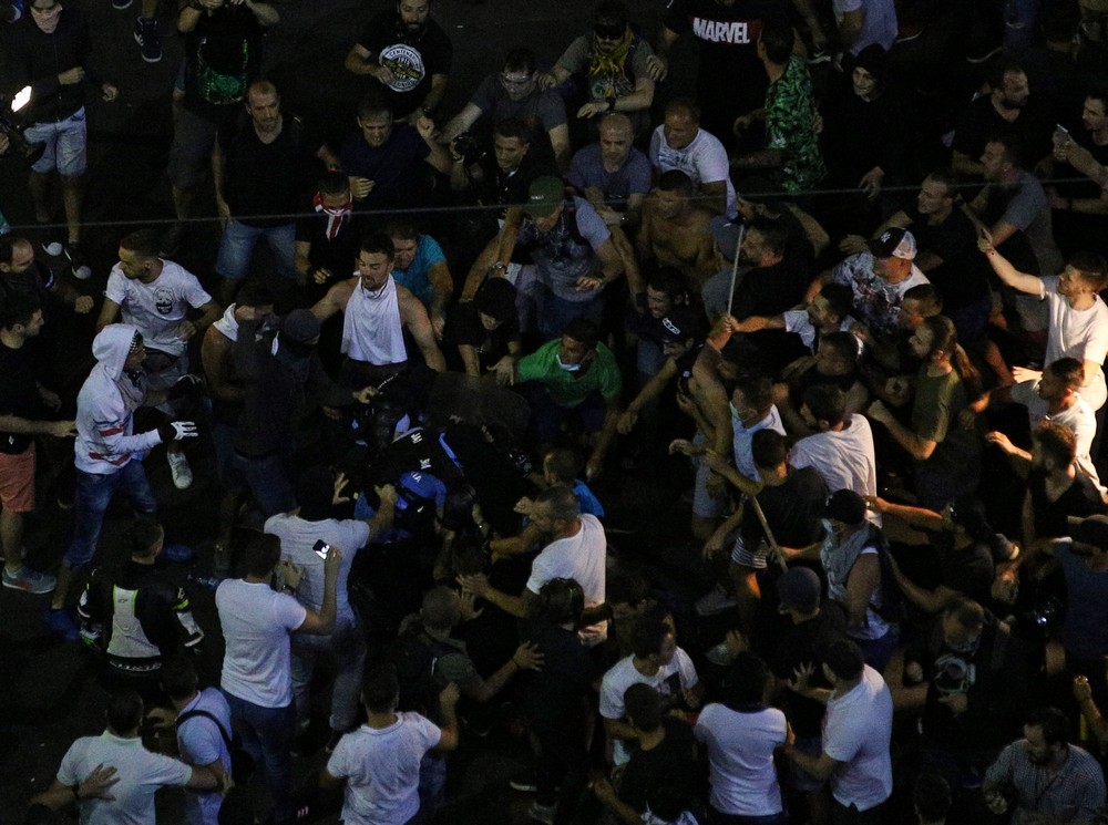 Doi jandarmi au fost luați la bătaie de protestatari. O femeie a cazut pradă furiei manifestanților