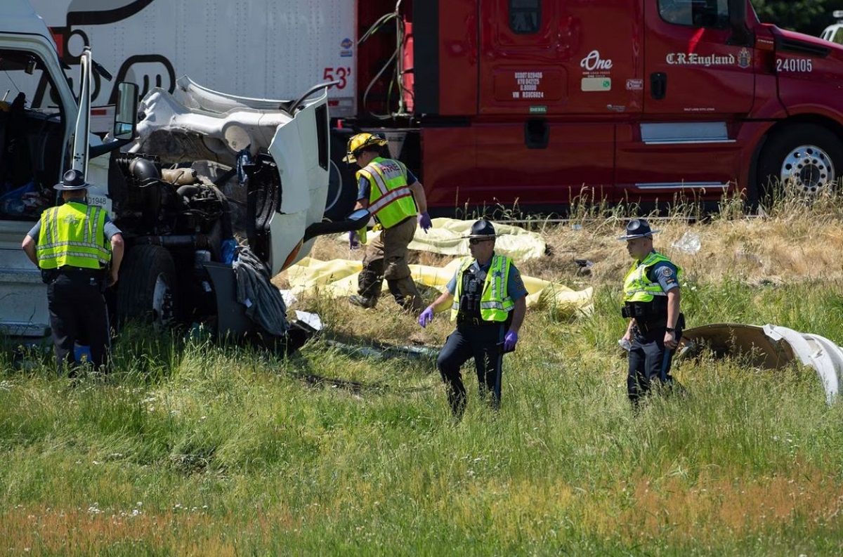 Șapte morți într-un accident provocat de un șofer de TIR care mai fusese arestat de 17 ori și condamnat de 9 ori, în Statele Unite