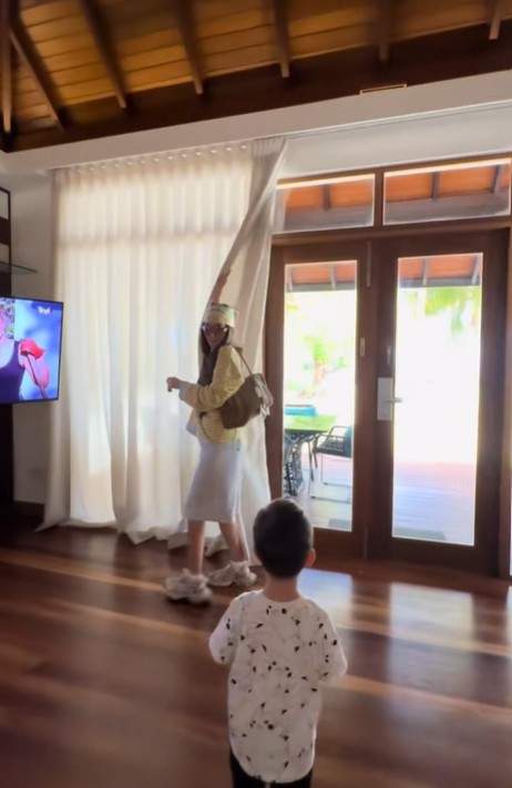 Imagini din vila de lux în care Theo Rose s-a cazat în Maldive. Cum a reacționat tatăl artistei când a văzut baia