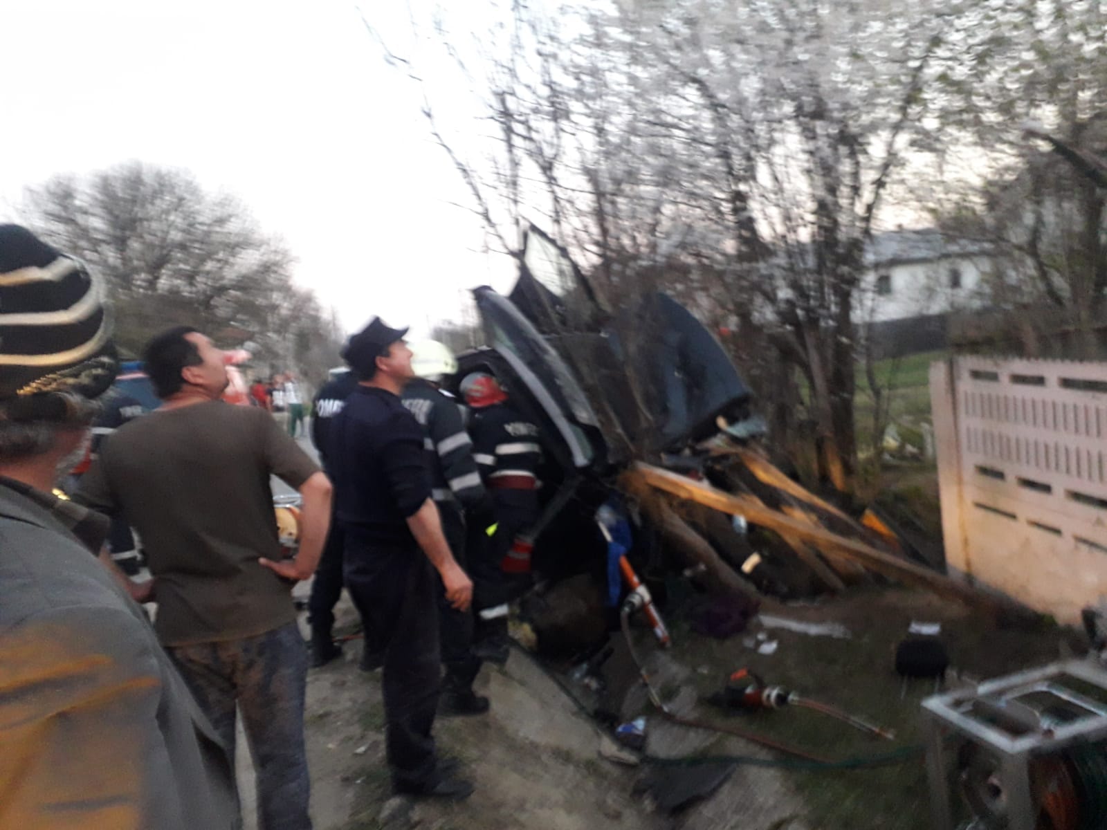 UPDATE / Bilanțul morților a crescut la trei, după ce o mașină a lovit un cap de pod în Vâlcea. Șoferul care a provocat accidentul era băut