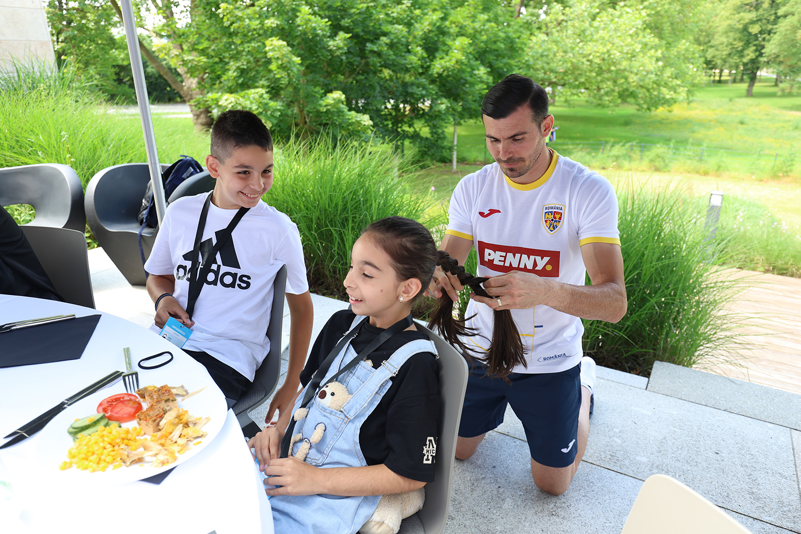 EURO 2024. „Moment deosebit de emoționant” pentru tricolori: și-au reîntâlnit familiile în cantonamentul din Germania