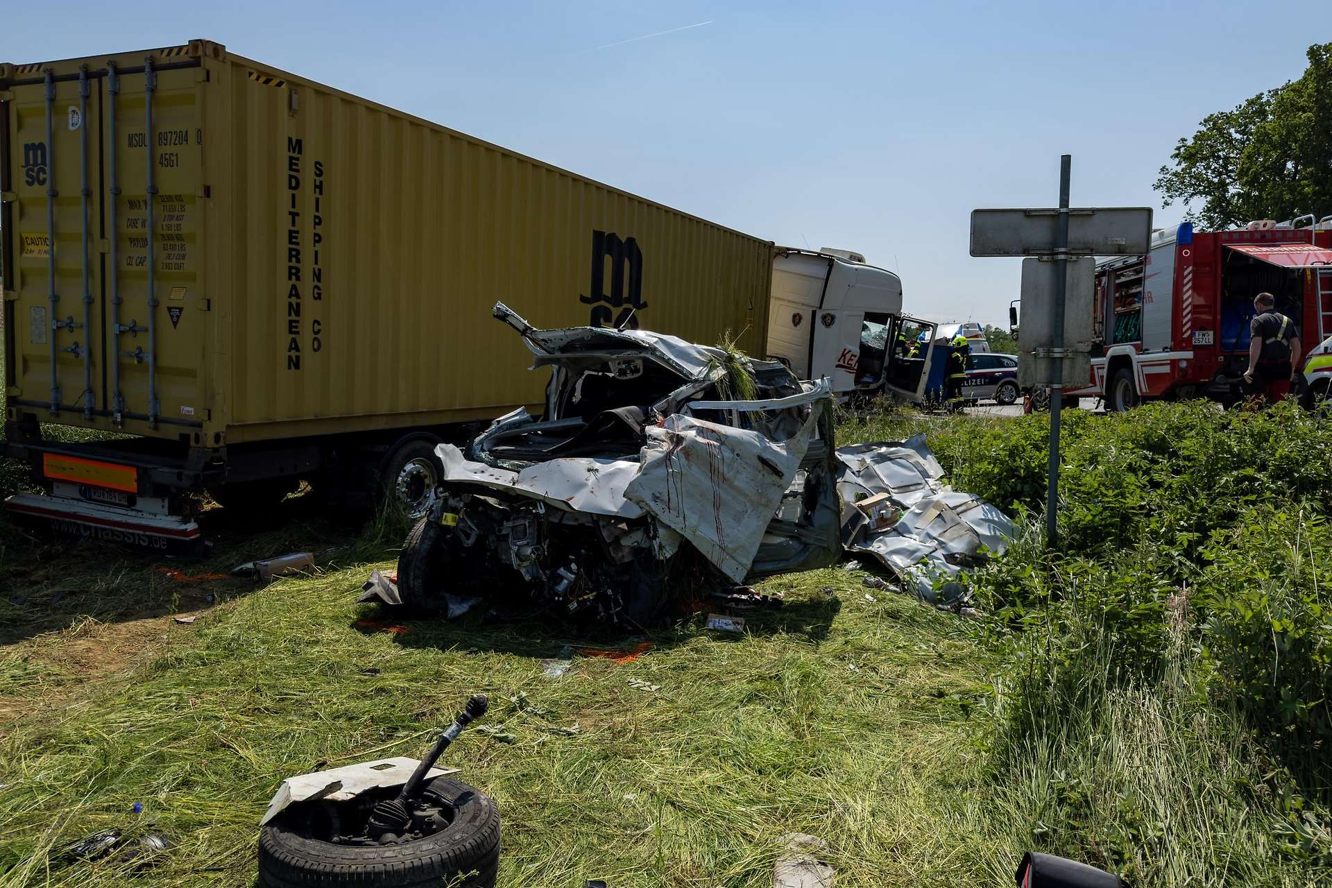 Imagini de groază cu duba în care a murit un curier român, lovit de un TIR pe o șosea din Austria