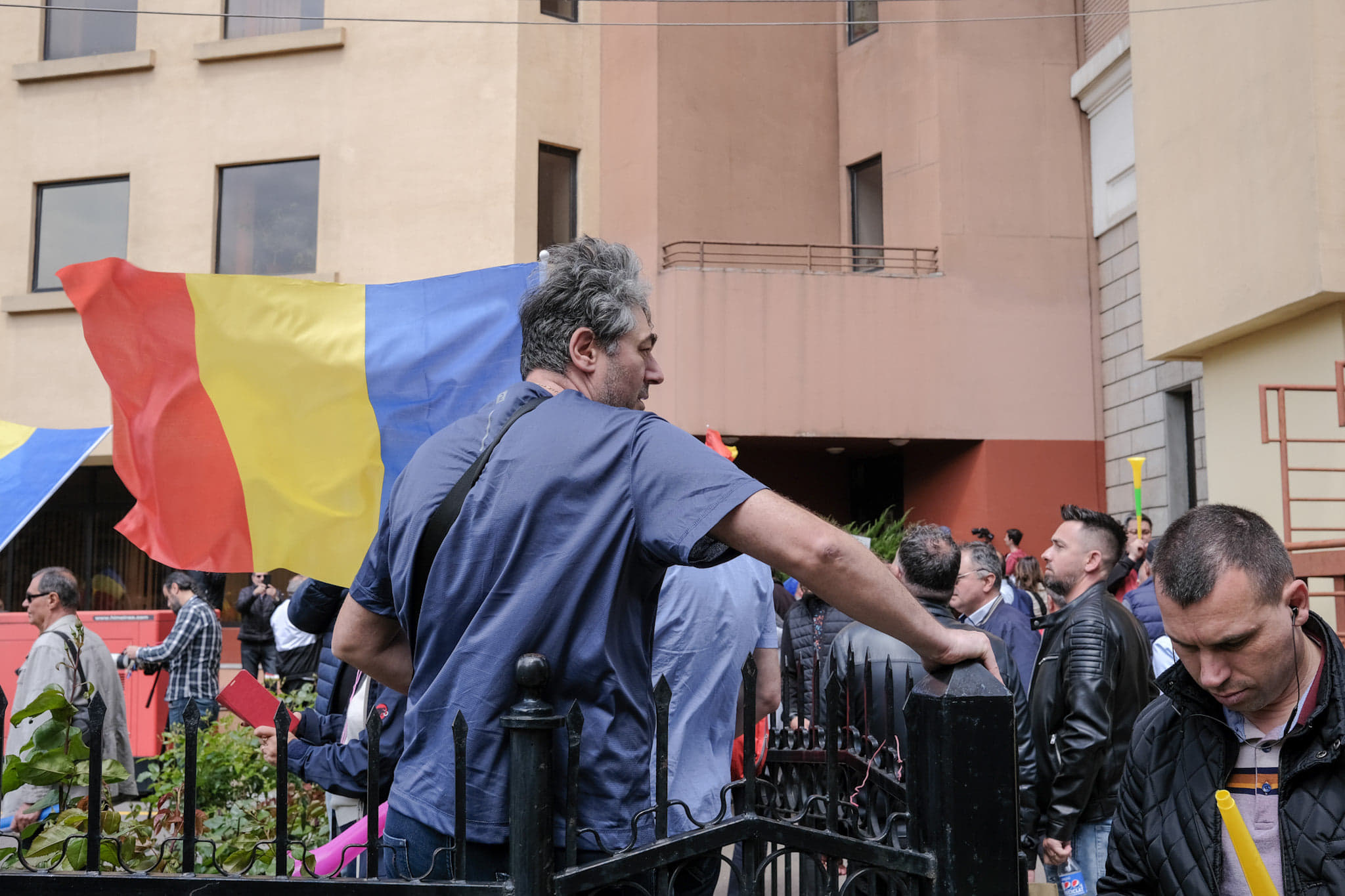 Protest STB, în București: „Ați distrus familiile noastre pentru interesele voastre”. George Simion, președintele AUR, prezent la miting