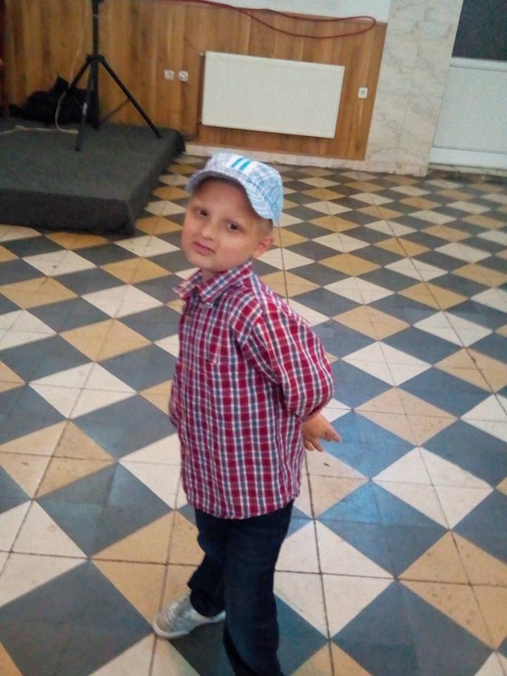 ”Copilul de zăpadă" caută o rază de speranță. Micuțul din Făgăraș speră să găsească în Germania leac pentru boala sa