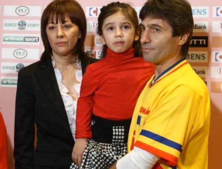Kassandra se confruntă cu dureri groaznice după cele 50 de operații. Iosif Rotariu îi e alături fiicei sale: „În fiecare seară îi fac masaj”