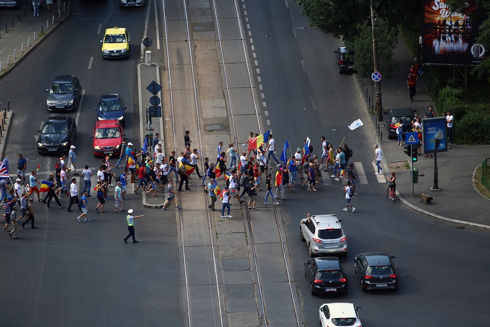 UPDATE. Război de stradă între jandarmi și huligani, în Piața Victoriei. 452 de persoane rănite / VIDEO&FOTO