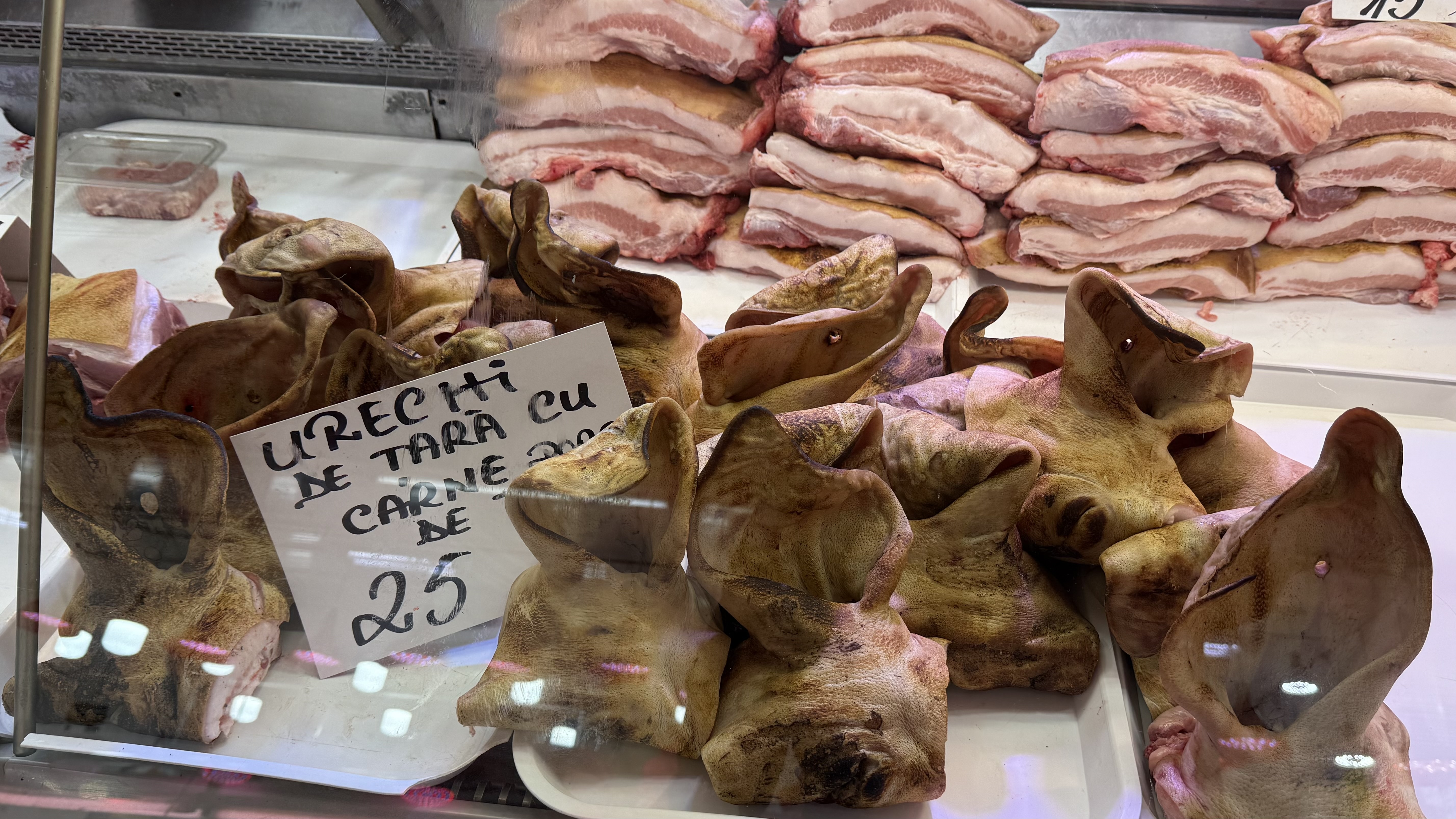 A început bătălia pentru carnea de porc. Reportaj în hala Obor: cât ne costă preparatele pentru sarmale și tobă?
