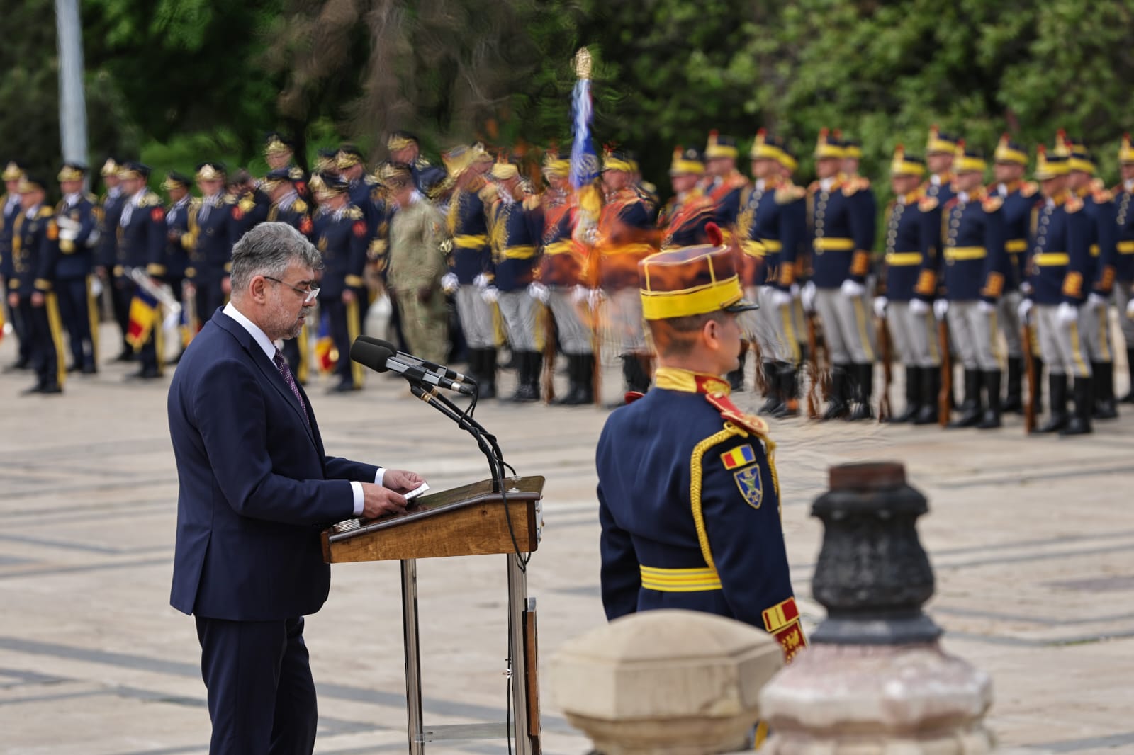 Ziua Forțelor Terestre 2025. Ilie Bolojan a vizitat fără Marcel Ciolacu expoziția de echipamente și tehnică militară din Parcul Carol | VIDEO