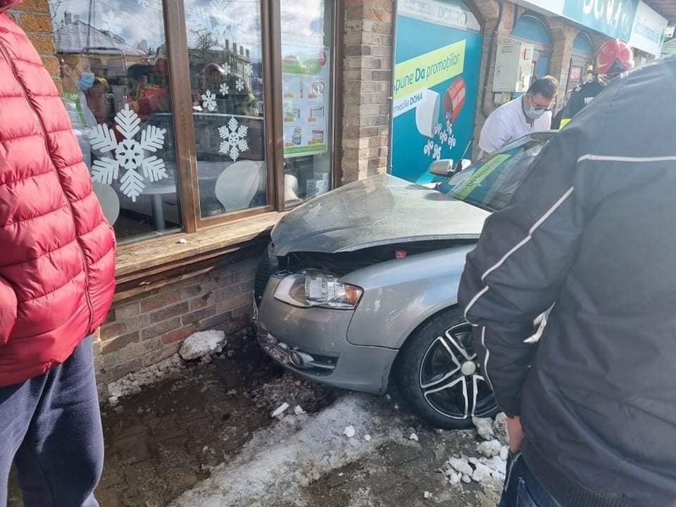 Fetiță de 6 ani lovită pe trotuar de o mașină în Petroșani. Șoferul murise la volan