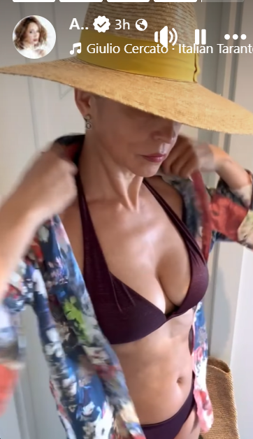 Cum a mers Andreea Marin la plajă în Capri, Italia. Vedeta, apariție rară într-un costum de baie din două piese. „Trei zile minunate alături de fiica mea”