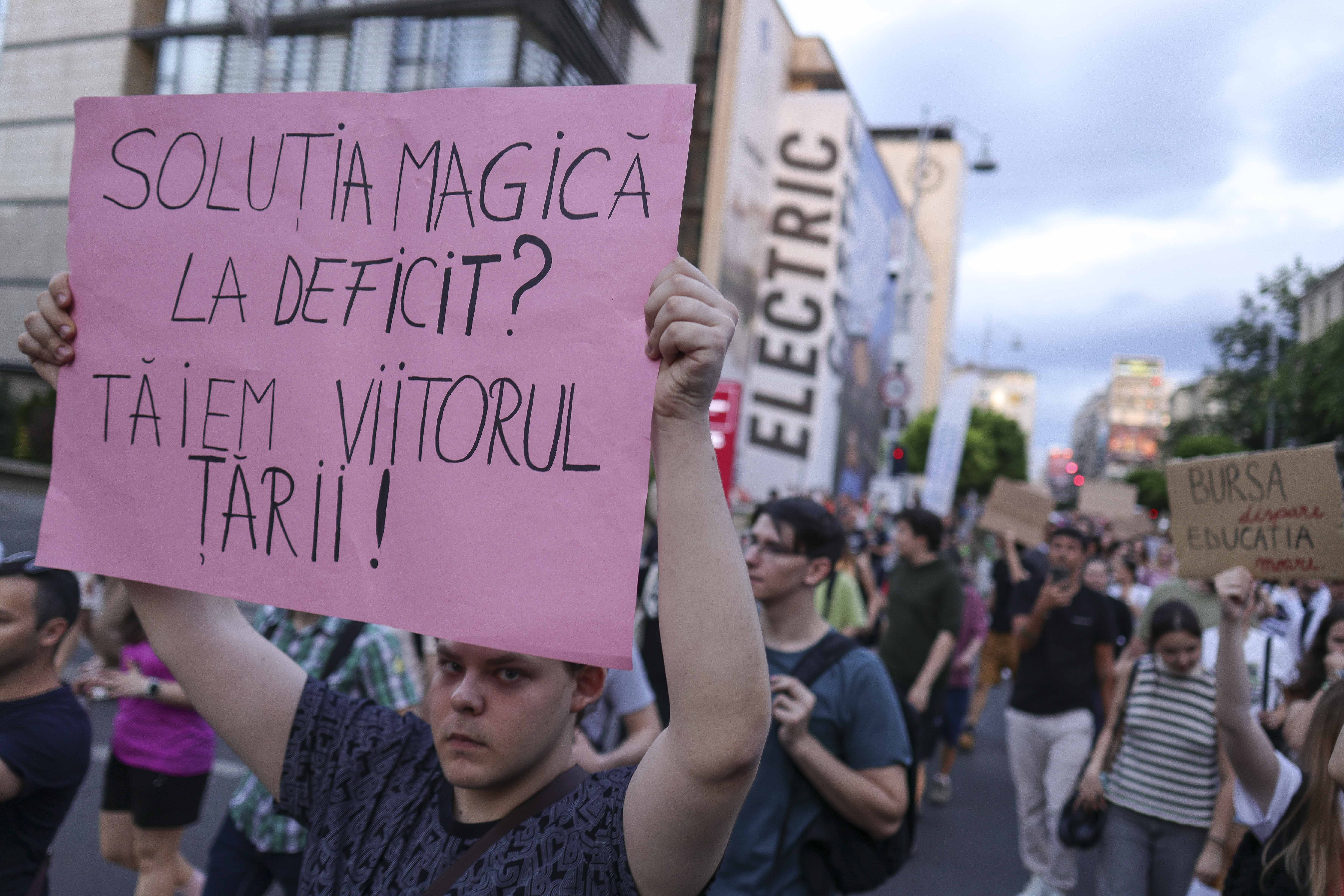 Studenții au protestat din nou în București, după anunțul că bursele vor fi tăiate de Guvernul Bolojan: „Nu din burse faceți averi”