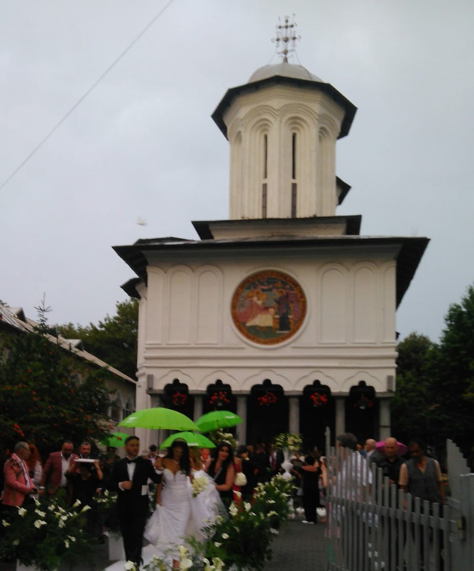 Cristina Spătar s-a căsătorit religios cu Vicențiu Mocanu. Cum a arătat cântăreața în rochia de mireasă de 10 kilograme