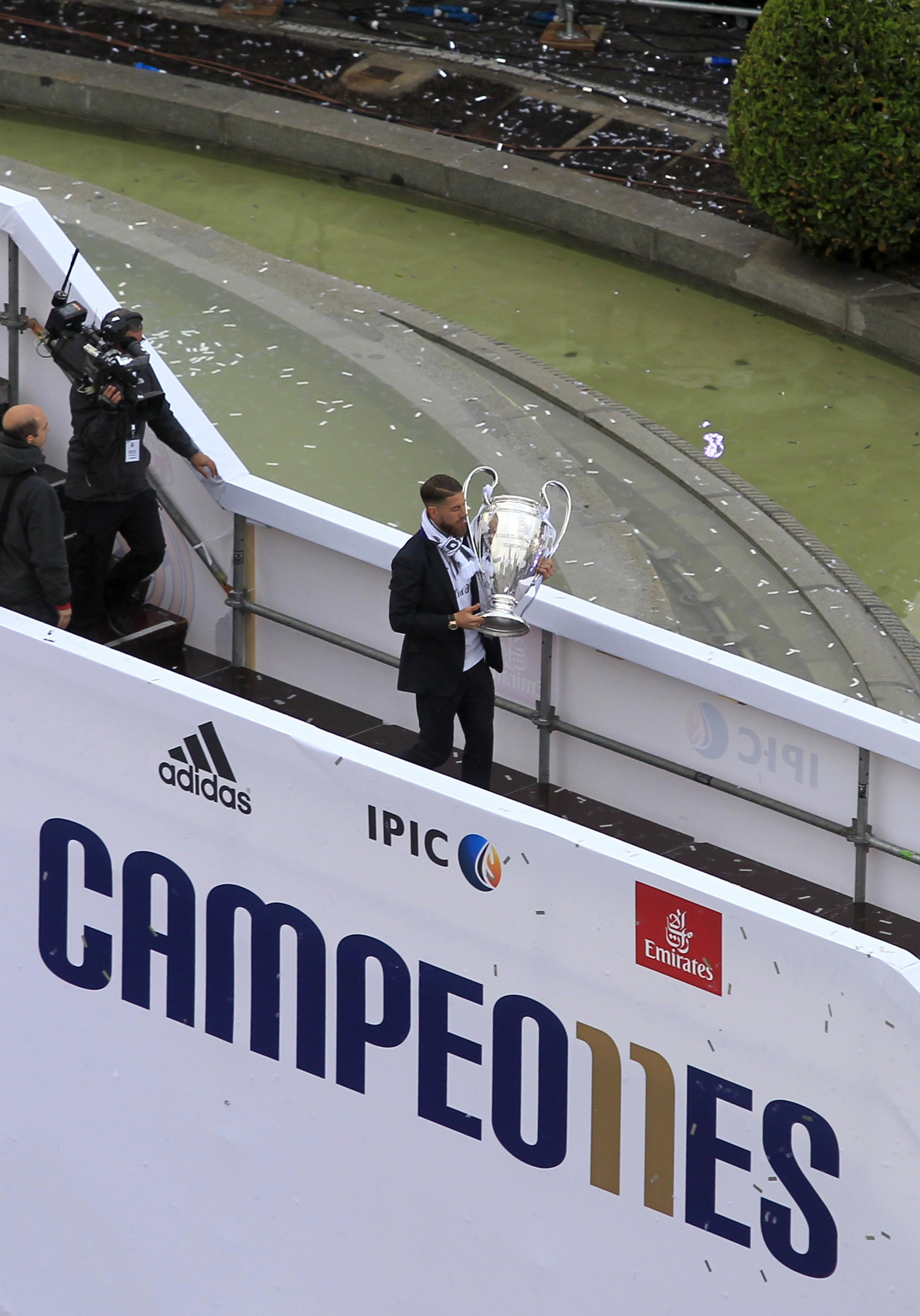 30.000 de oameni i-au așteptat o noapte întreagă pe campionii de la Real în Piața Cibeles| GALERIE FOTO&VIDEO