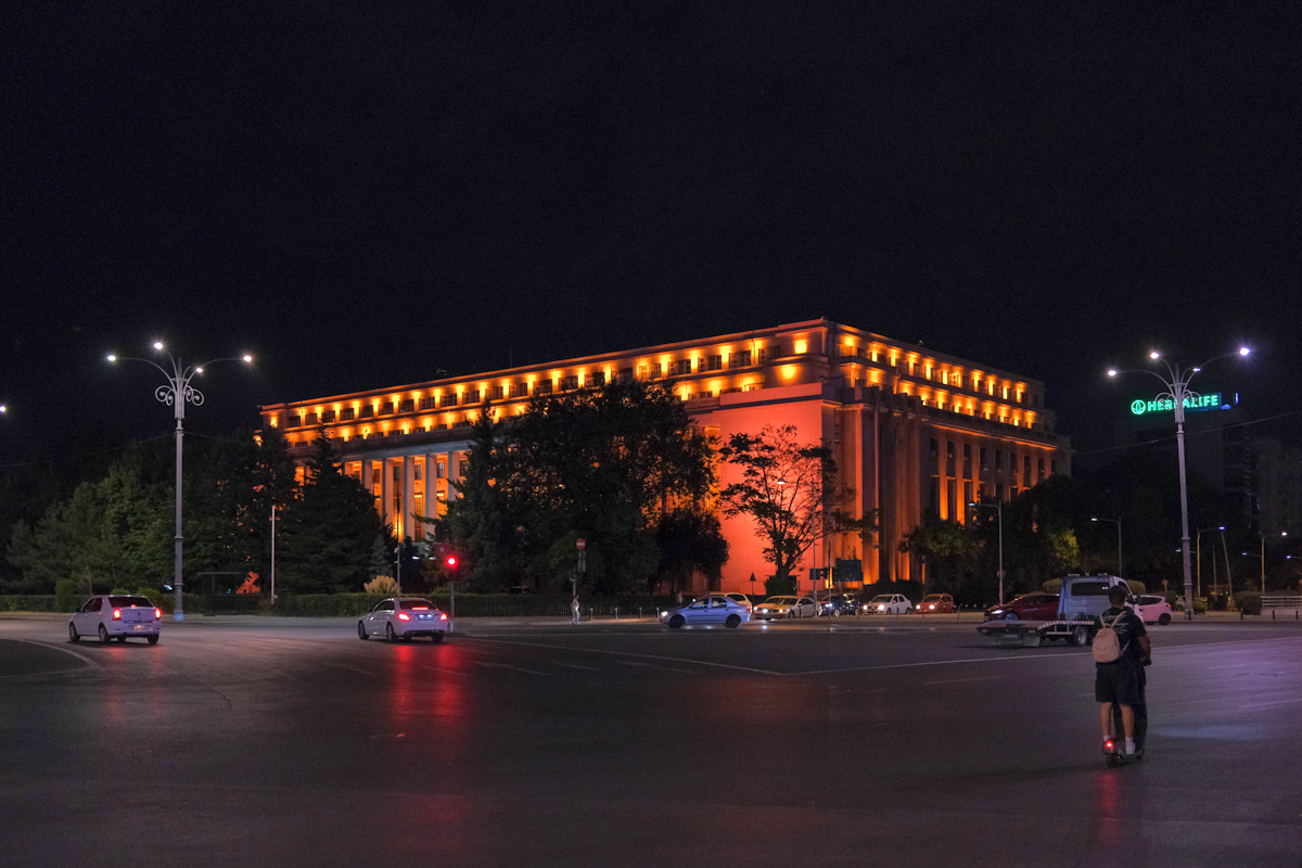 Economie la curent, doar în declarații. Instituțiile publice din România sunt luminate ca la festival