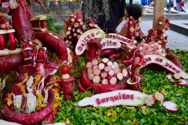 Cele mai ciudate festivaluri din lume. De la căratul soției în spate, săritul peste bebeluși, la alergatul la vale după roți de cașcaval
