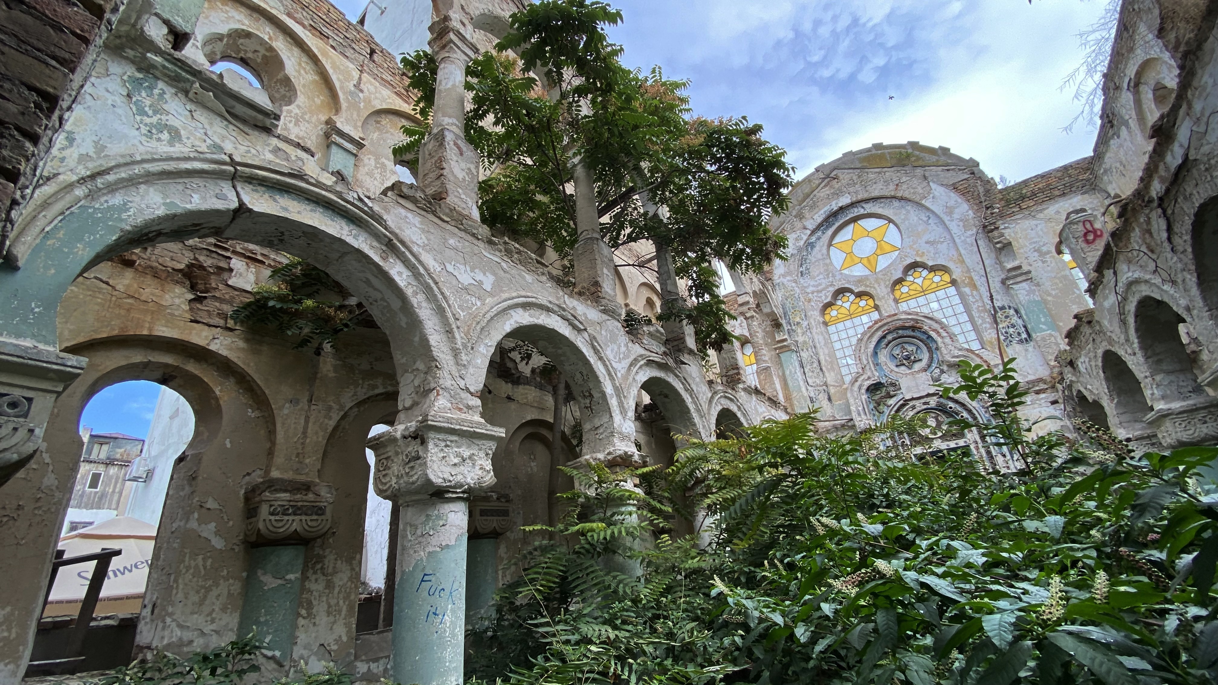 Sinagoga din Constanța, ruina de la malul mării. Clădirea comunității evreiești e în pericol de prăbușire, dar urmează să fie readusă la viață cu două milioane de euro