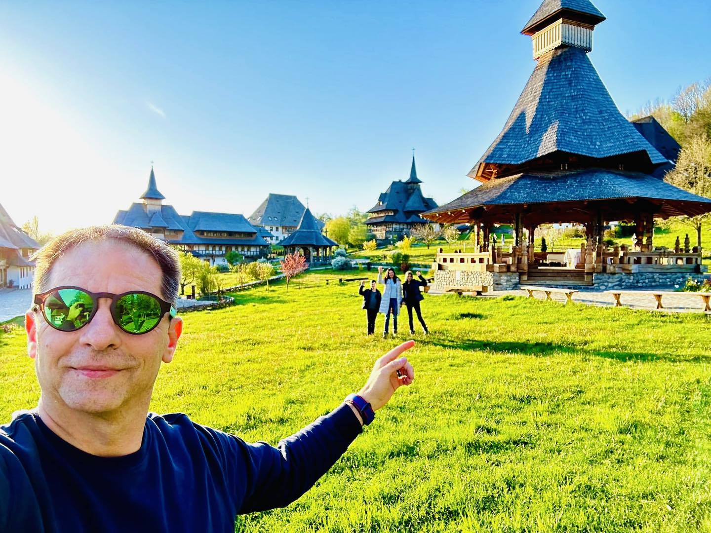 Imagine neașteptată cu familia lui Dan Negru, publicată de 1 iunie. „Îmi arăt copiii rar, spre deloc, prin ziare, online sau la televizor”