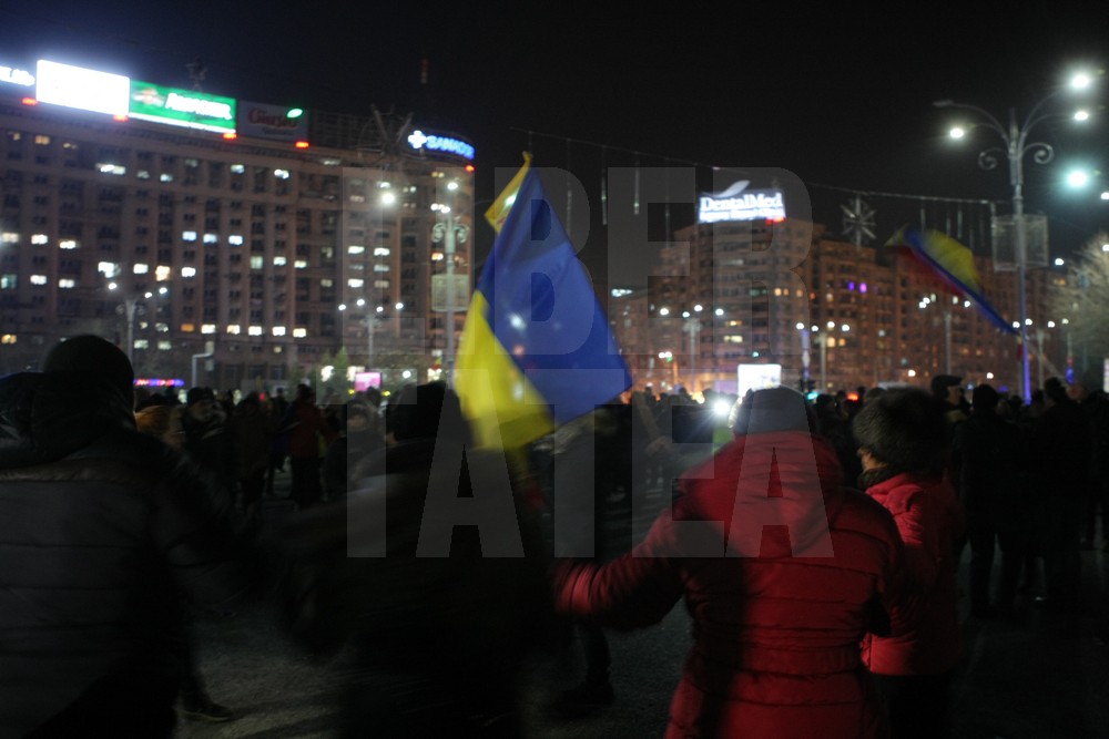UPDATE. Protest, miercuri seara, în Piața Victoriei. ”Uniți toți, scăpăm țara de hoți!”. Hora frăției, în fața Guvernului / GALERIE FOTO