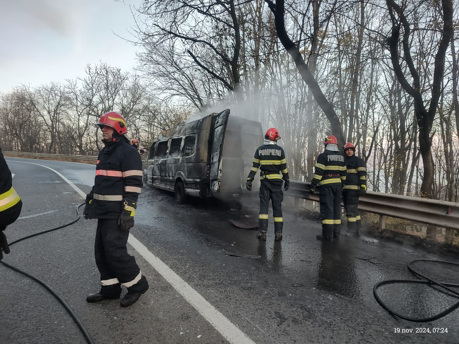 Un microbuz cu 11 pasageri a ars ca o torță în Iași. Oamenii au ieșit la timp din vehicul