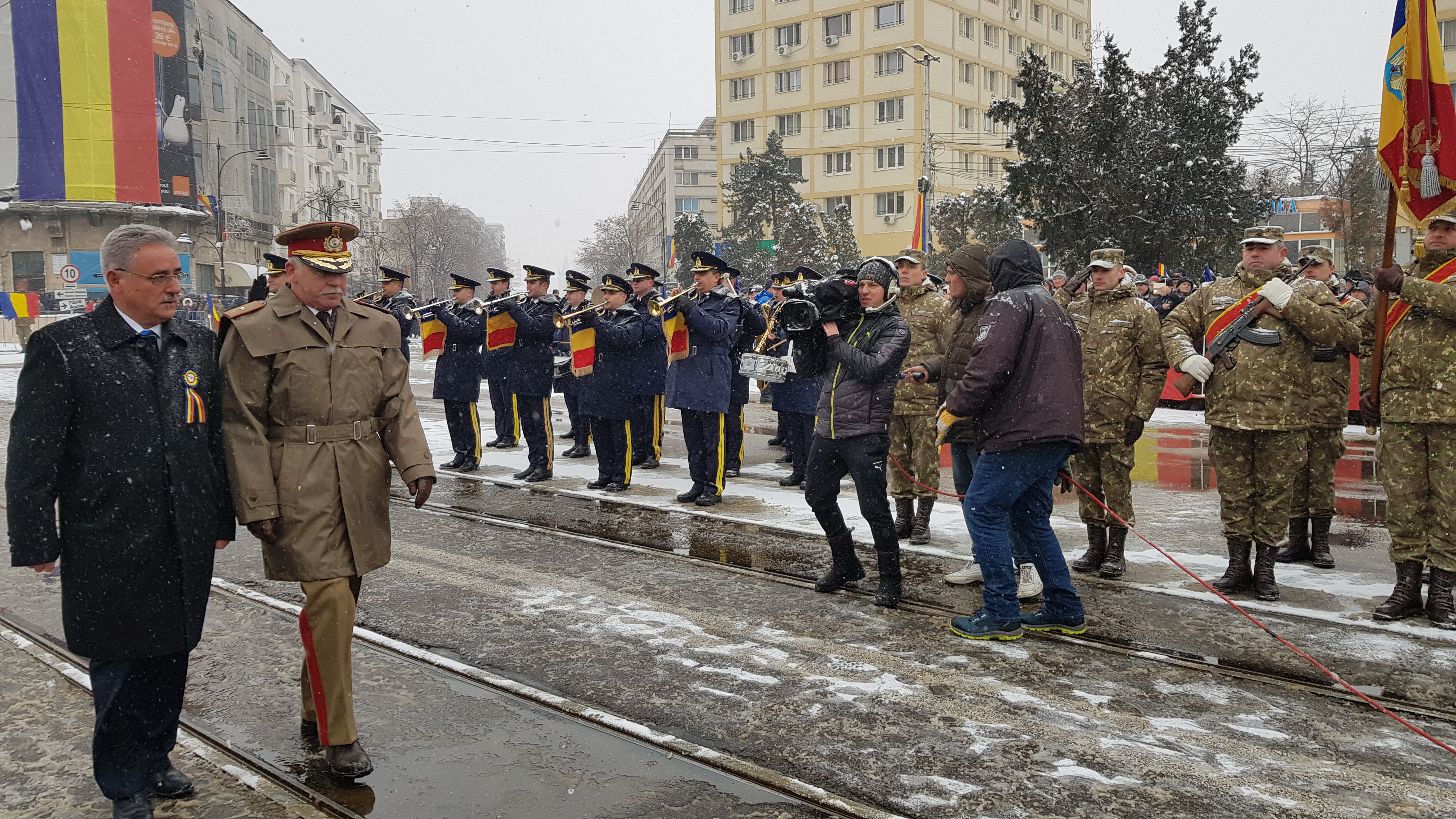 VIDEO&FOTO/ Ninsoare abundentă, huiduieli și discursuri anoste la Iași, în ziua Micii Uniri