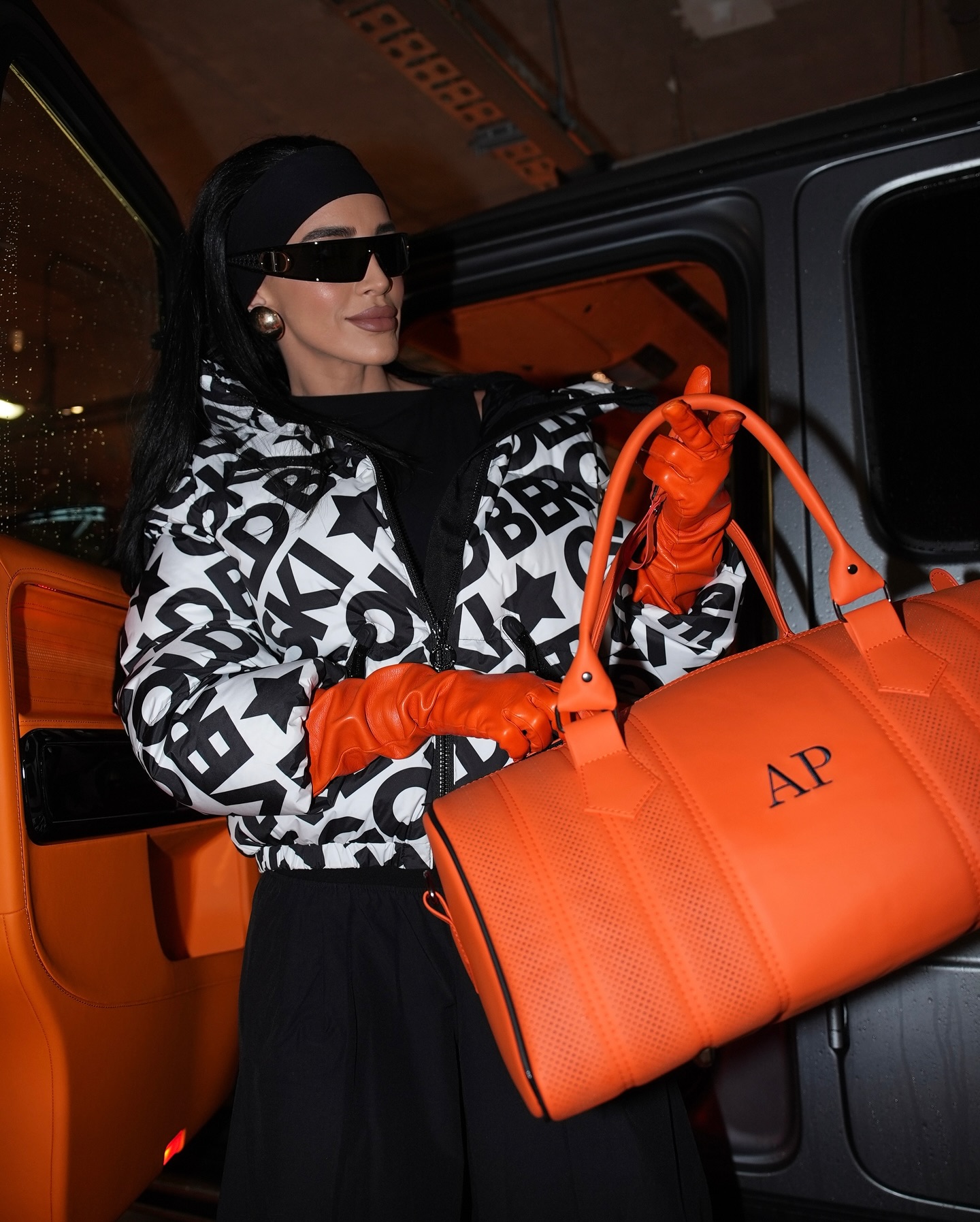 Cu cât vinde Adelina Pestrițu mașina Mercedes G Class. Interiorul bolidului e portocaliu și e personalizat cu inițialele ei