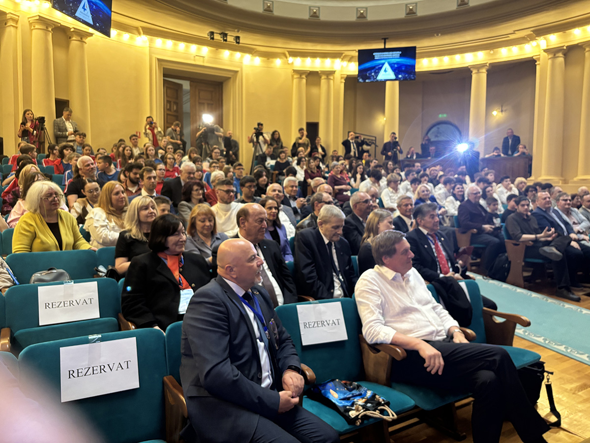 „De acu', stau cu ochii în tavan și mă belesc toată viața”. Reportaj de la ceremonia „45 de ani de la zborul lui Dumitru Prunariu în spațiul cosmic”