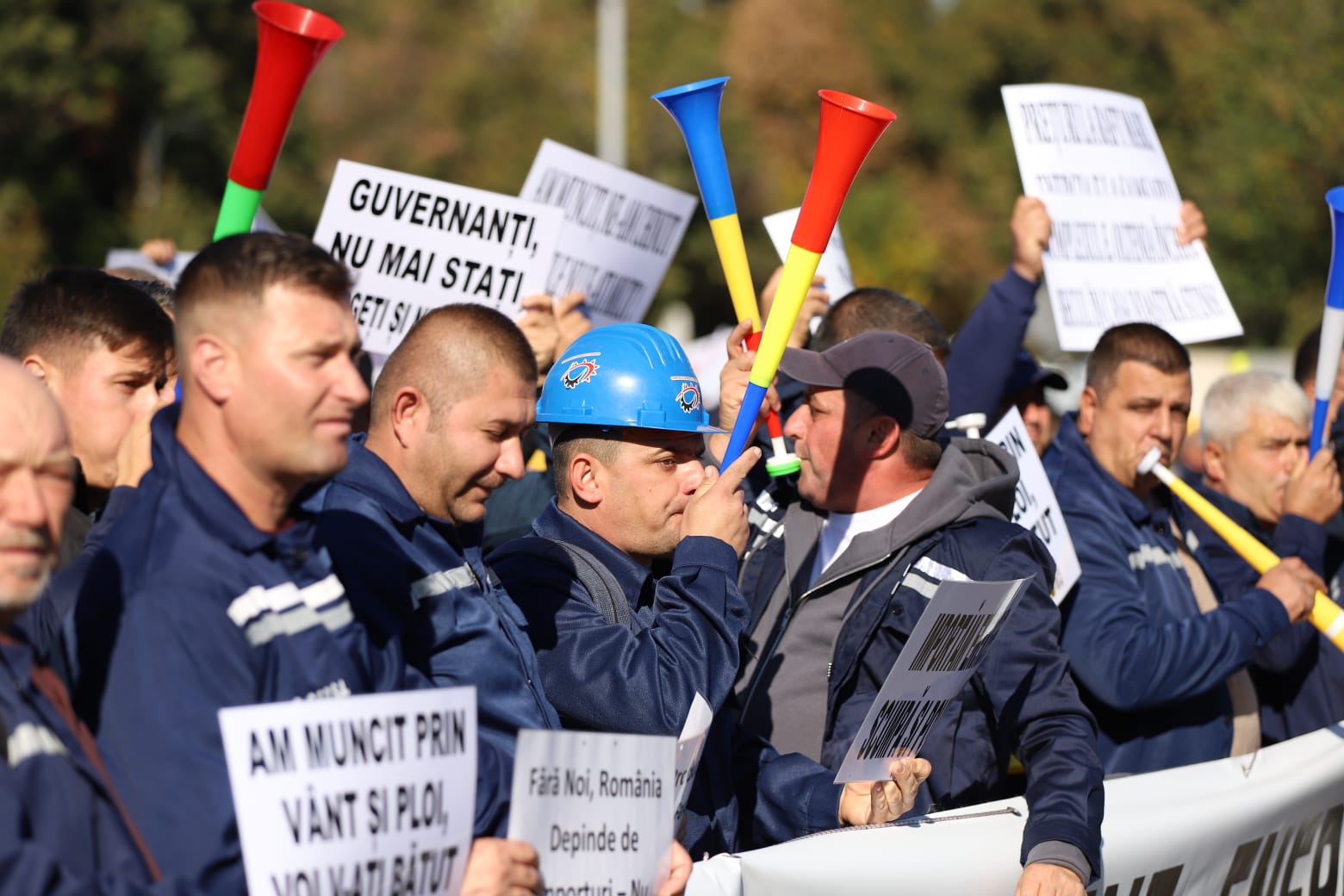 Minerii protestează în Piața Victoriei după modificările din noua lege a pensiilor