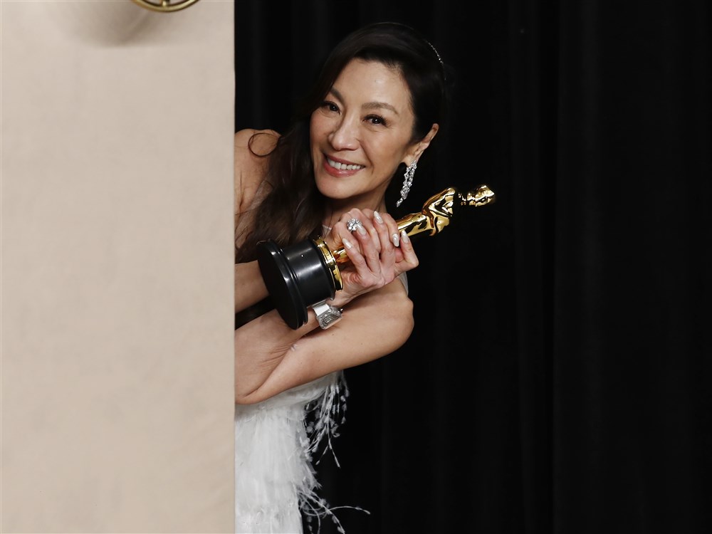 Codin Maticiuc se laudă că a închiriat aceeași locuință din Los Angeles ca actrița Michelle Yeoh, laureată cu Oscar în 2023