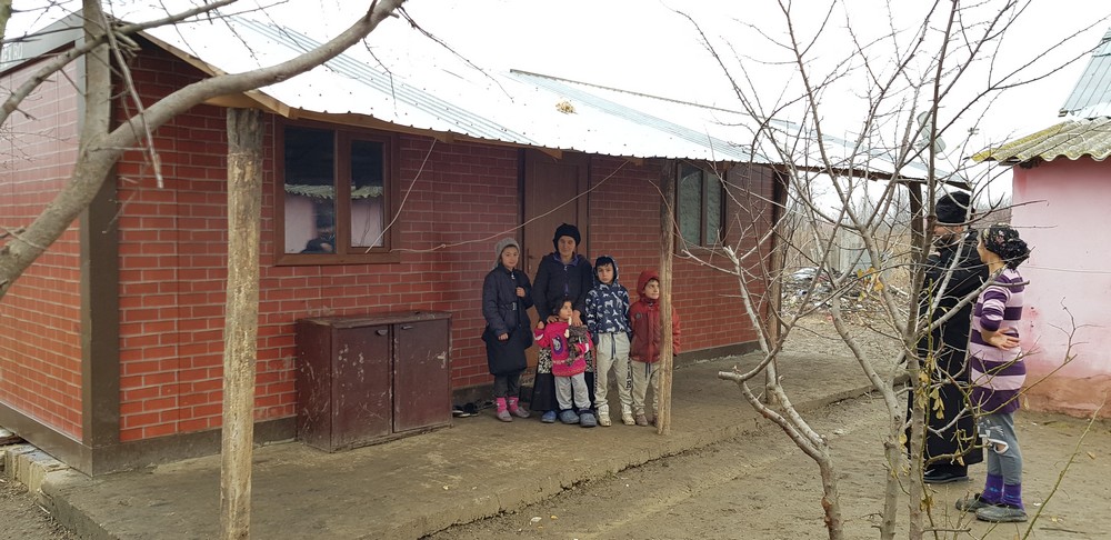 Dinamovistul Hanca "a adoptat" o familie de oameni sărmani dintr-un sat din Bărăgan / GALERIE FOTO