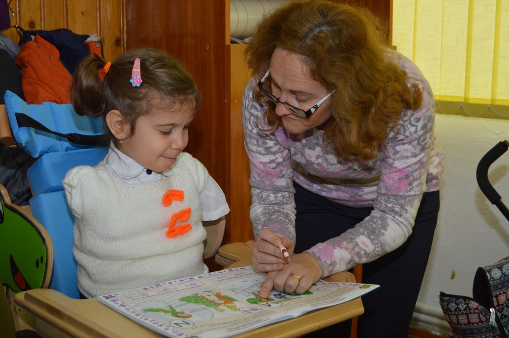 EXCLUSIV/ Delia, fetița care în pofida handicapului grav merge la o școală obișnuită, s-a integrat bine în colectiv: "Îmi place mult la școală"/FOTO