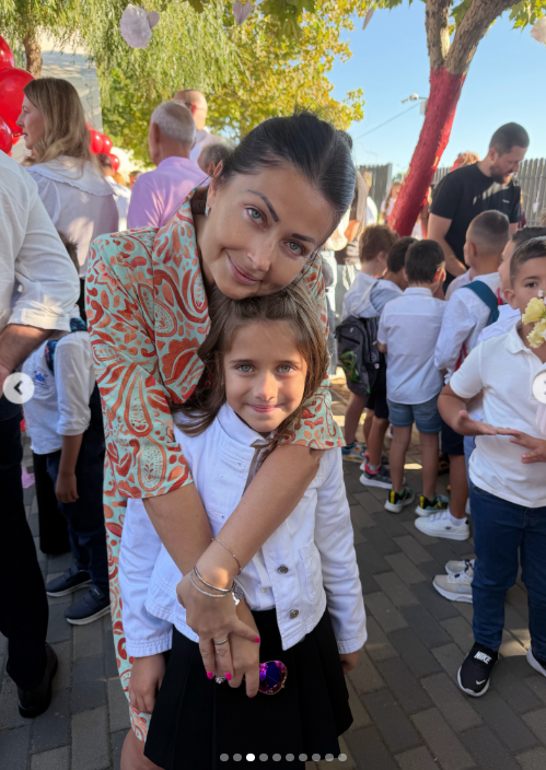 Imagini cu fetițele Gabrielei Cristea în prima zi de școală. Emoții mari pentru vedetă și soțul ei, Tavi Clonda. „M-am surprins cu inima strânsă”