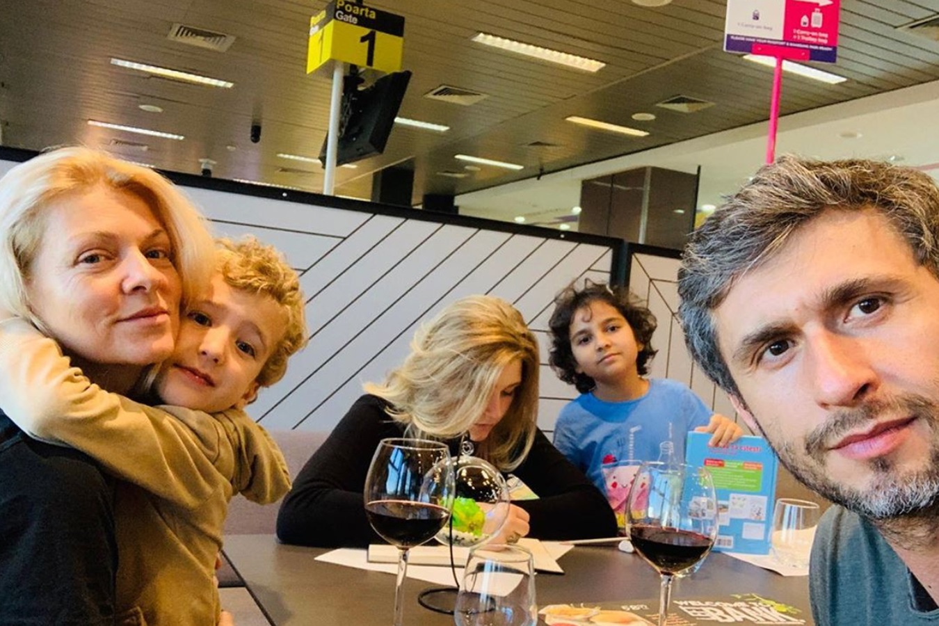 Imagini cu livada de la sat a lui Dragoș Bucur și a Danei Nălbaru. L-au implicat pe Kadri, fiul lor care nu merge la școală, în treburile gospodăriei