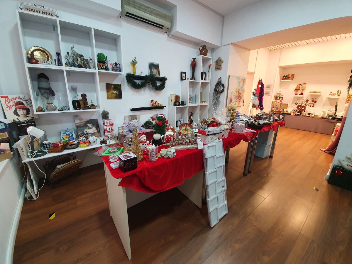 Sucursala din București a lui Moș Crăciun. Un magazin scoate la vânzare lucruri donate, iar din banii obținuți sunt luate daruri pentru nevoiași