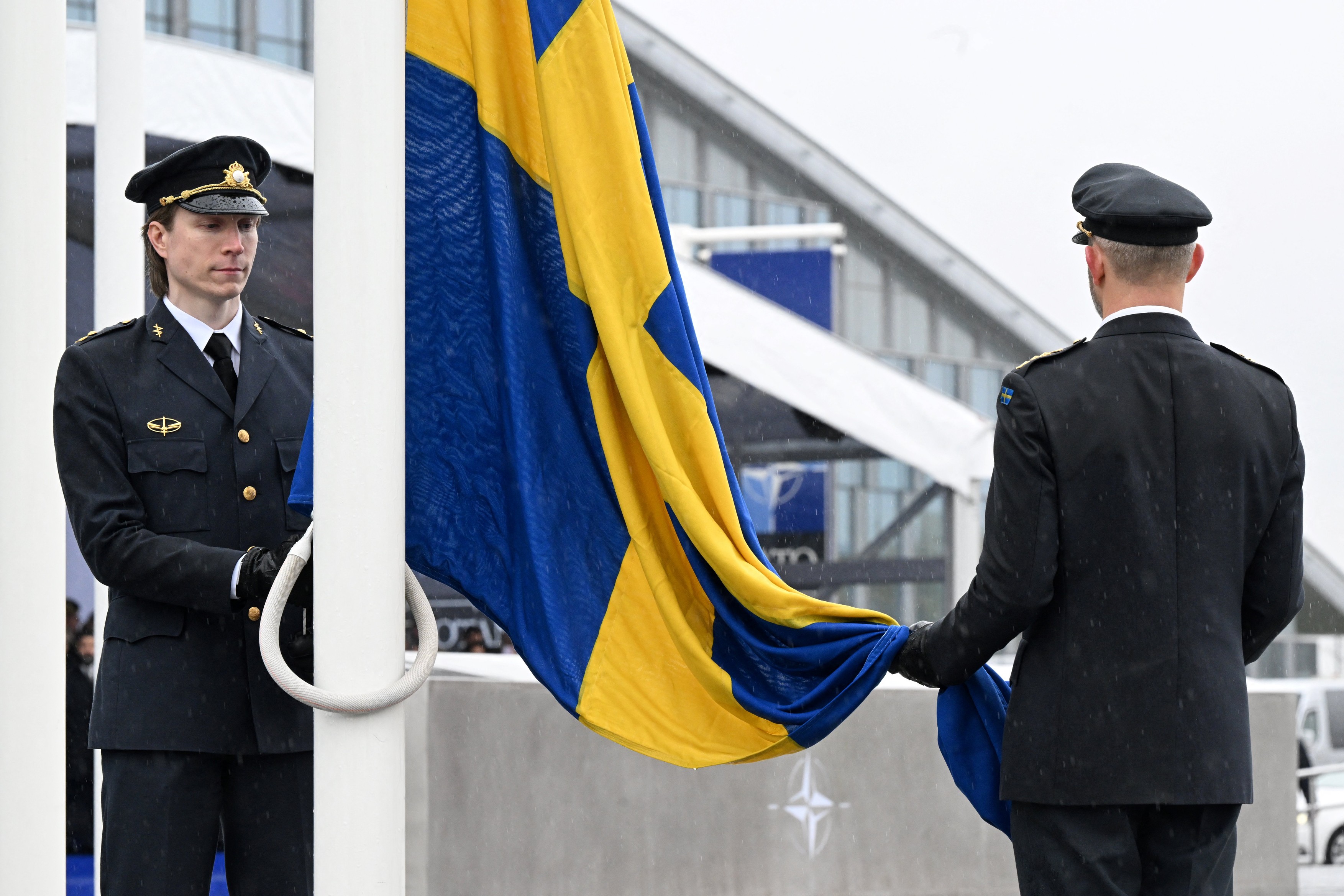Steagul Suediei, arborat la sediul NATO. Jens Stoltenberg: „Putin a eșuat. NATO este mai mare şi mai puternică”