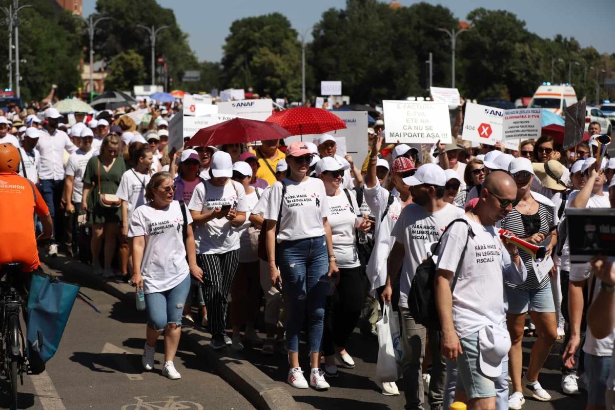 Protest al contabililor și economiștilor în București. Ministrul Boloș, după discuții: „Cea mai importantă concluzie este că vom mai dialoga”