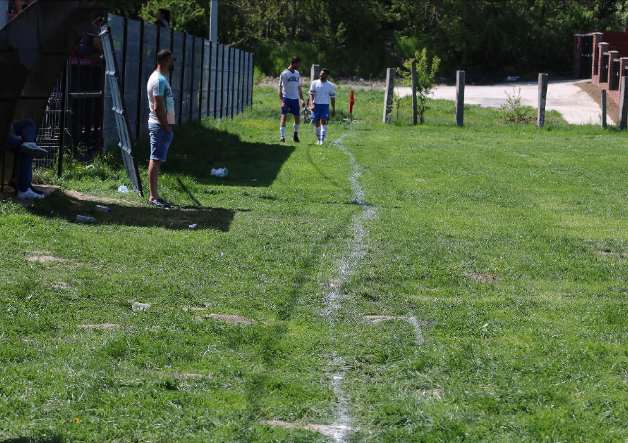 Cum arată cel mai prost teren de fotbal din România. Astea-s condițiile în care se joacă! / GALERIE FOTO